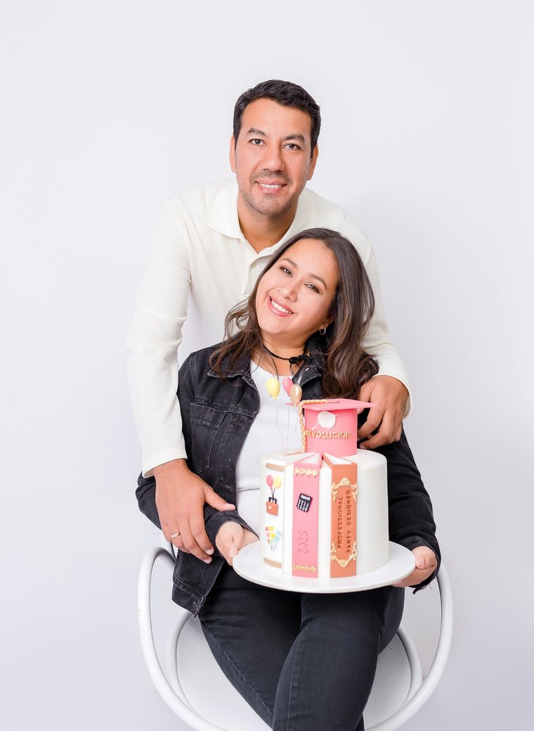 Jorge y Pamela de Corazón de Melon Fiestas, fundadores de R-evolución, con el pastel de Professional Party Designer