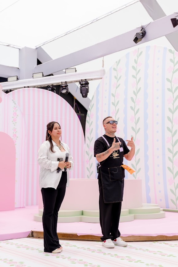 Corazón de Melon Fiestas, invitada especial de R-evolución Orlando, entre sus arreglos florales